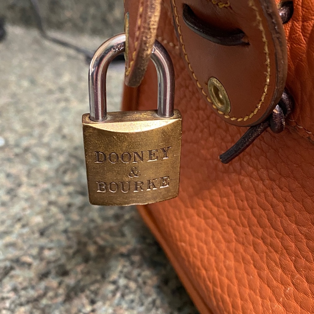 Dooney & Bourke AWL British Tan Gladstone, lock, keys, hangtag, strap USA 🇺🇸 - Picture 7 of 16